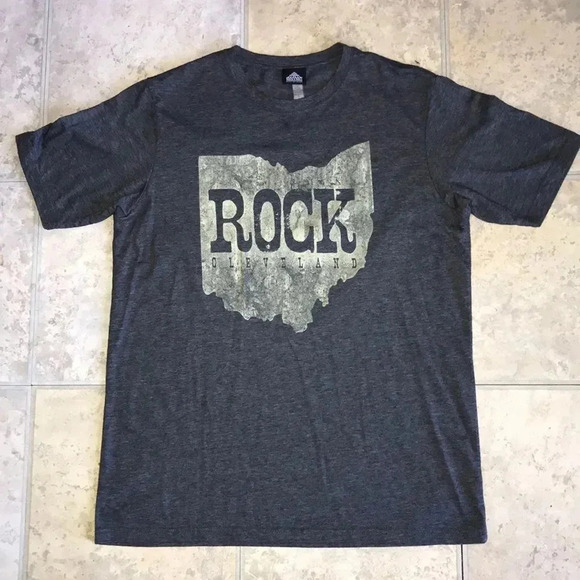 Rock & Roll Hall of Fame Cleveland Ohio Tee Shirt 🎸 - Picture 1 of 3